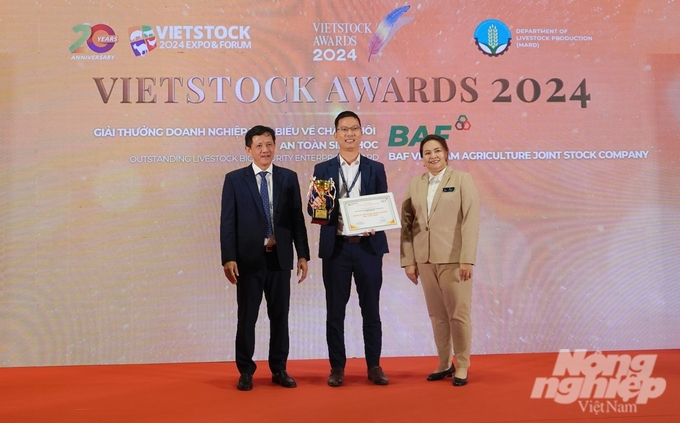 BAF Vietnam’s representative received the 'Outstanding Enterprise in Biosafety Livestock Farming' award at Vietstock Awards 2024. Photo: Hong Tham.