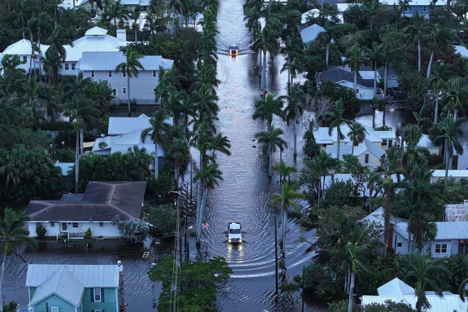 Nước lũ gây ngập úng ở khu dân cư Punta Gorda. Ảnh: New York Times.