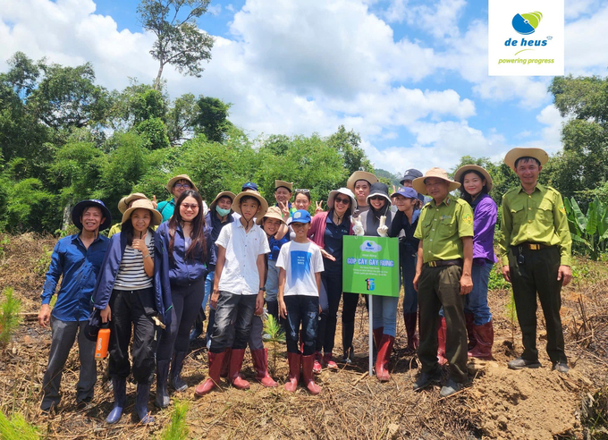 Hoạt động góp cây gây rừng của De Heus Việt Nam trong quá trình song hành cùng Việt Nam trong mục tiêu đạt Net-Zero vào năm 2050.