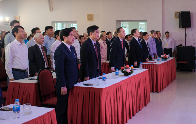 Delegates performing the flag-raising ceremony at the 40th anniversary celebration of the Agricultural Genetics Institute. Photo: Quynh Chi.