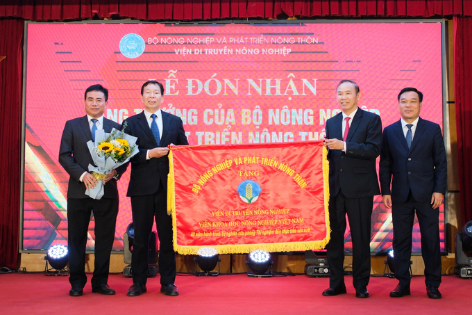 Director Pham Xuan Hoi receiving an award from the Ministry of Agriculture and Rural Development. Photo: Quynh Chi.