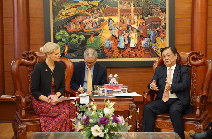 Minister of Agriculture and Rural Development Le Minh Hoan received Ms. Pippa Hackett, Minister of State at the Department of Agriculture, Food and the Marine. Photo: Linh Linh.