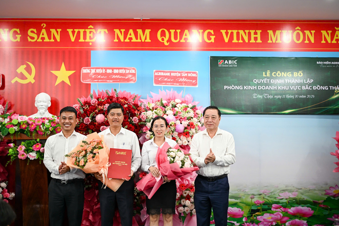 Ông Võ Văn Quốc, Giám đốc Agribank tỉnh Đồng Tháp (bìa phải) và ông Mai Anh Tuấn, Giám đốc ABIC Cần Thơ (bìa trái) trao quyết định thành lập và bổ nhiệm nhân sự Phòng Kinh doanh khu vực Bắc Đồng Tháp. Ảnh: Minh Khương.