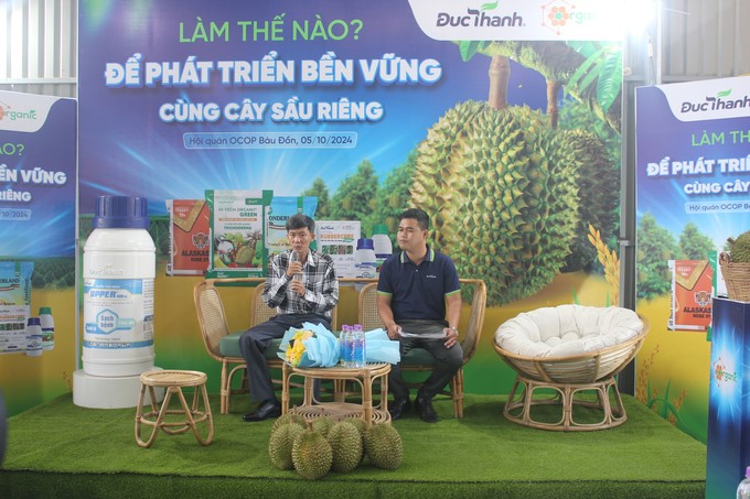 Mr. Dinh Van Chu (right) shared at the conference. Photo: Tran Trung.