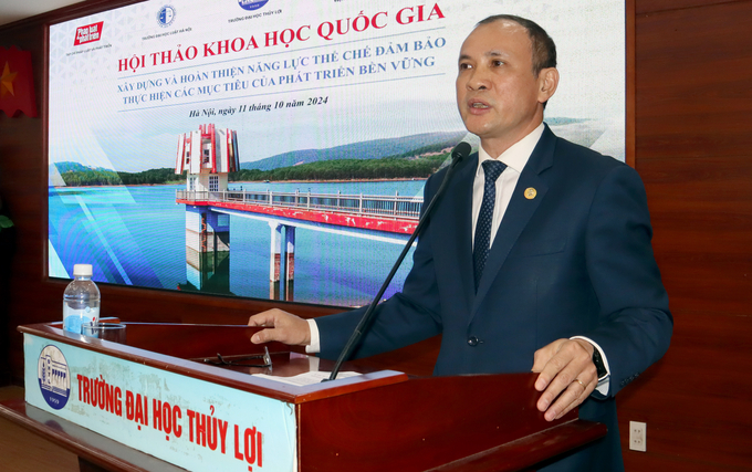 Prof. Dr. Nguyen Trung Viet, Vice Rector of Thuy Loi University, giving a speech at the seminar. Photo: TLU.