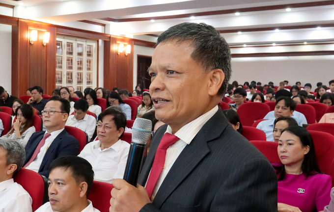 Prof. Dr. Nguyen Hong Thao presenting his opinions on water resources on the Mekong River. Photo: TLU.