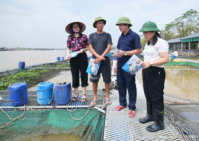 Ông Trần Đình Luân - Cục trưởng Cục Thủy sản(thứ 2 từ phải sang) kiểm tra tình hình sản xuất của người dân trên địa bàn thị xã Chí Linh, tỉnh Hải Dương bị ảnh hưởng do bão số 3. Ảnh: Tùng Đinh.