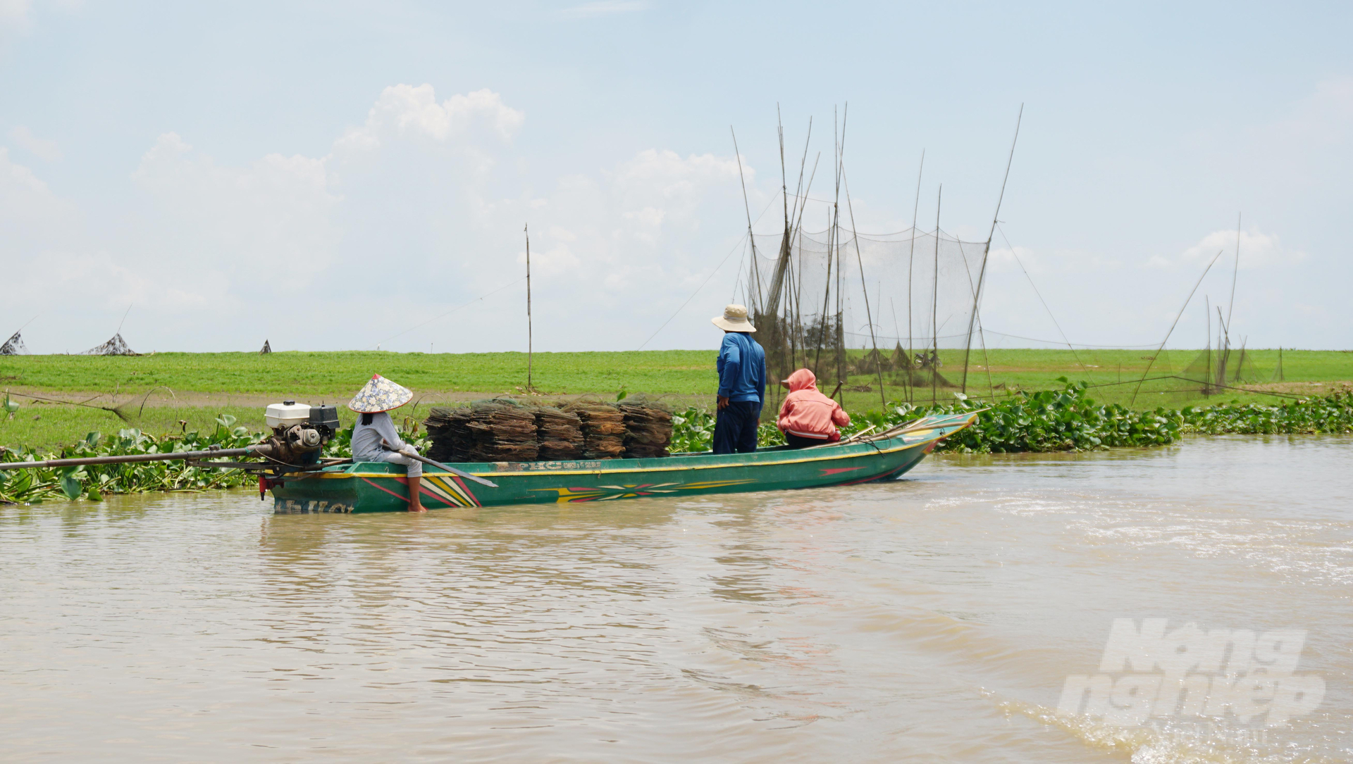 Ba cha con bị Chi cục Thủy sản Đồng Nai bắt gặp đang khai thác thủy sản bằng lợp bát quái trên sông La Ngà. Ảnh: Lê Bình.