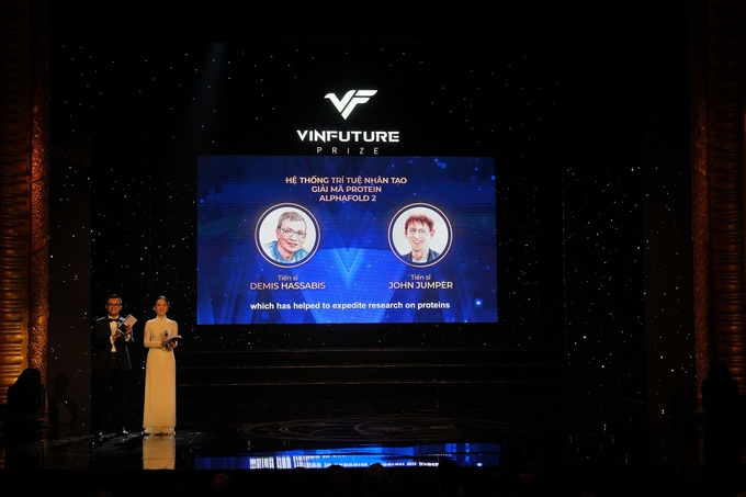 TS. Demis Hassabis (Anh) và TS. John Jumper (Hoa Kỳ) đoạt Giải Đặc biệt VinFuture vào năm 2022.