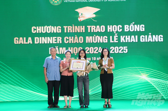 Lãnh đạo Học viện Nông nghiệp Việt nam tặng giấy khen cho sinh viên đạt Thủ khoa Học viện. Ảnh: Hưng Giang