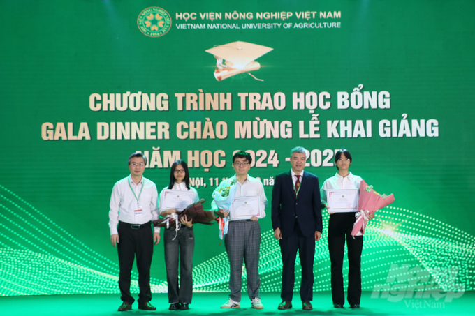 Lãnh đạo Học viện Nông nghiệp Việt Nam trao Học bổng du học cho sinh viên Học viện. Ảnh: Hưng Giang