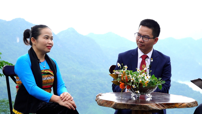 Mrs. Lo Thi Hoai (left) - Community tourism group of Kho Muong Village. Photo: Pham Huy.