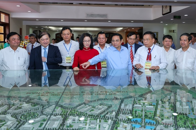 The Prime Minister attends the 2022 Innovation and Entrepreneurship Journey and Job Fair at Vietnam National University of Agriculture. Photo: VGP.