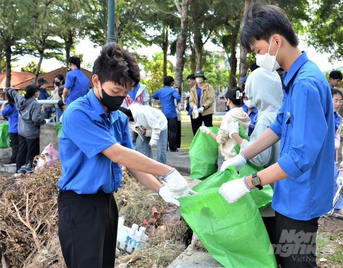 Đoàn viên thanh niên tình nguyện chung tay xây dựng nông thôn mới và ra quân thực hiện 'Ngày chủ nhật xanh', làm sạch môi trường. Ảnh: Trung Chánh.