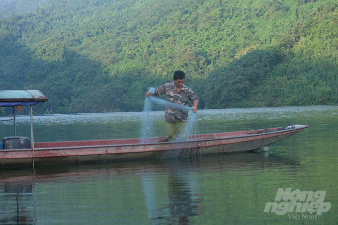 Người dân đánh bắt cá tự nhiên theo hình thức thủ công trên lòng hồ thủy điện. Ảnh: Kiên Trung.