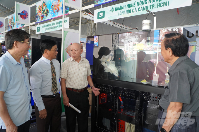 Leaders of the Ho Chi Minh City Department of Agriculture and Rural Development and the Ho Chi Minh City Agricultural Industry Association visited the exhibition booths. Photo: Nguyen Thuy.