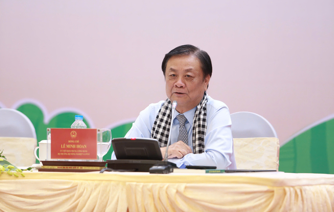 Minister Le Minh Hoan pledged to answer all farmers' questions. Photo: Dan Viet.