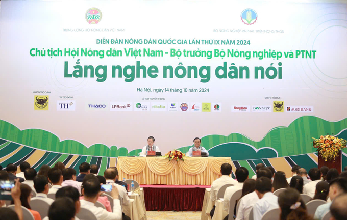 Bộ trưởng Bộ NN-PTNT Lê Minh Hoan (phải) và Chủ tịch Trung ương Hội Nông dân Việt Nam Lương Quốc Đoàn (trái) chủ trì Diễn đàn sáng 14/10. 