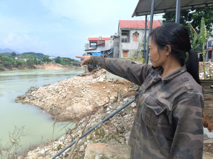 Nhiều nhà dân bị sạt xuống sông sau khi nước lũ rút. Ảnh: Thanh Tiến.