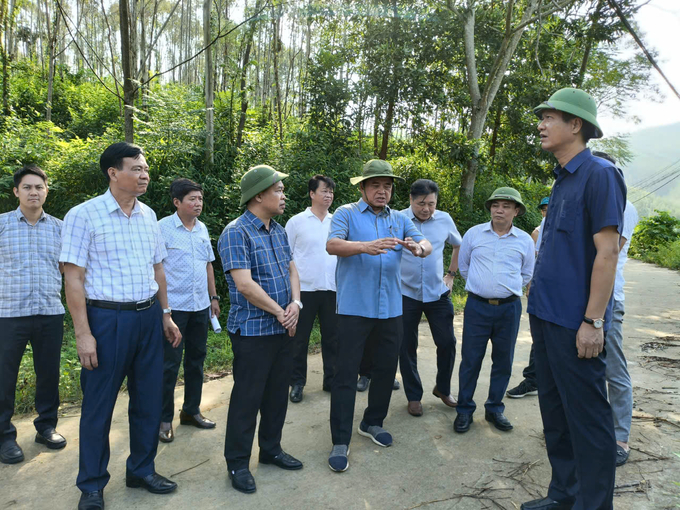 Thứ trưởng Bộ NN-PTNT Trần Thanh Nam kiểm tra công tác khắc phục hậu quả và chỉ đạo việc bố trí sắp xếp dân cư sau thiên tai tại tỉnh Yên Bái. Ảnh: Thanh Tiến.