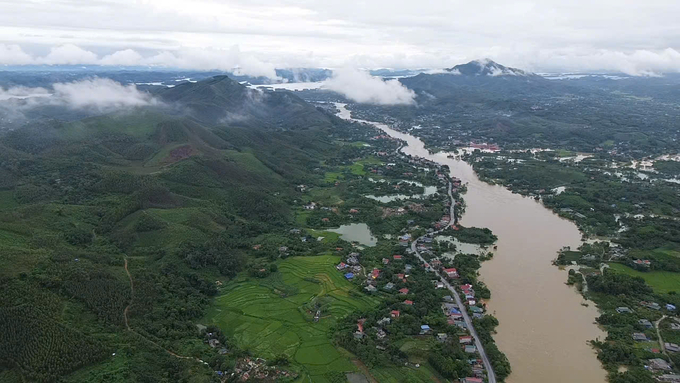 Hồ Thác Bà xả lũ trong đợt mưa bão vừa qua làm ảnh hưởng thiệt hại nhà ở, sản xuất của người dân ở huyện Yên Bình. Ảnh: Hùng Khang.