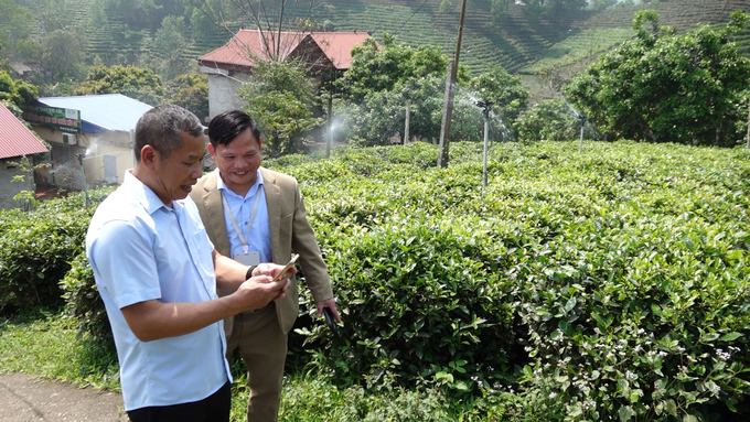 Digital communication applications have significantly reduced the gap between regulatory bodies and local facilities. Photo: Quang Linh.