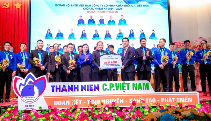 Tổng Giám đốc C.P. Việt Nam trao biển hỗ trợ 20 tỉ đồng cho Hội Liên hiệp thanh niên Việt Nam Công ty Cổ phần Chăn nuôi C.P. Việt Nam.