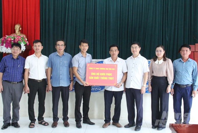 A delegation from the Ministry of Agriculture and Rural Development and businesses presented vegetable seeds to Dong Cao General Service Cooperative (Trang Viet Commune, Me Linh). Photo: Trung Quan.