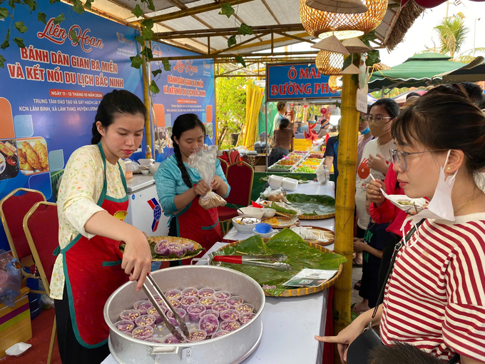 Du khách thưởng thức bánh dân gian ba miền tại Đông Đô Village chiều 13/10.