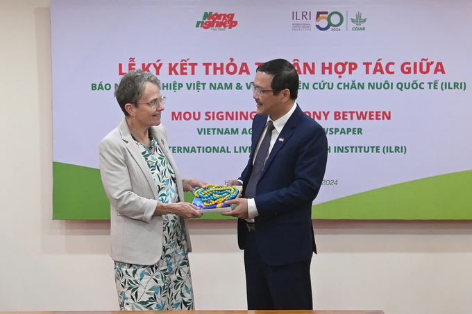 Mr. Nguyen Ngoc Thach, Editor-in-Chief of Vietnam Agriculture Newspaper, presented a souvenir to Ms. Shirley Tarawali, Deputy Director General of ILRI. Photo: Tung Dinh.