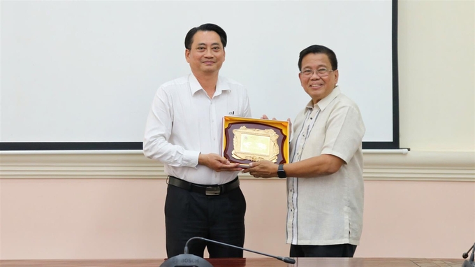 Lãnh đạo tỉnh Trà Vinh tặng quà lưu niệm cho ông Rodolfo (Rudy) Sabas - Giám đốc Trung tâm tư vấn giáo dục WYNIM (phải). Ảnh: CTV.