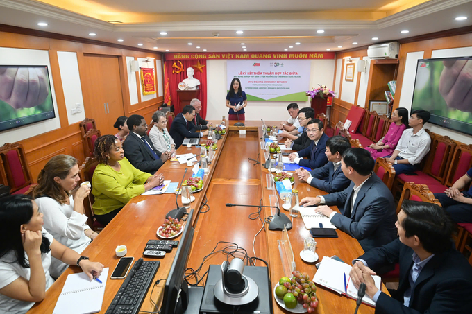 The overview of the signing ceremony. Photo: Tung Dinh.