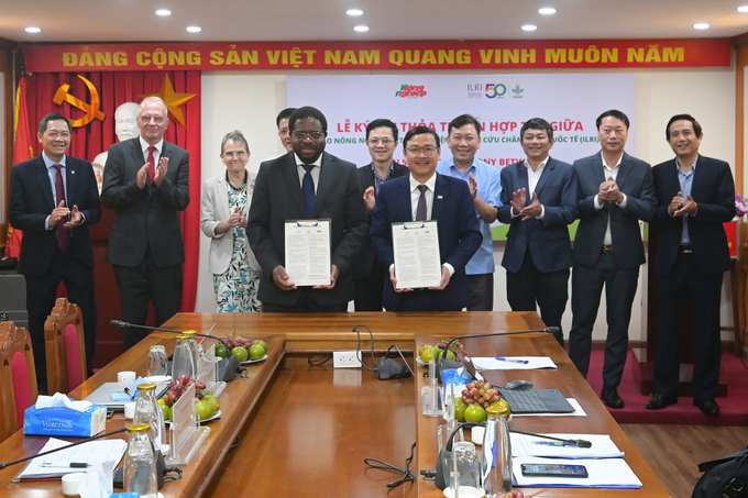 Representatives from the Department of International Cooperation, the Department of International Cooperation, the Department of Animal Health, and the Department of Livestock Production were present at the signing ceremony. Author: Tung Dinh.