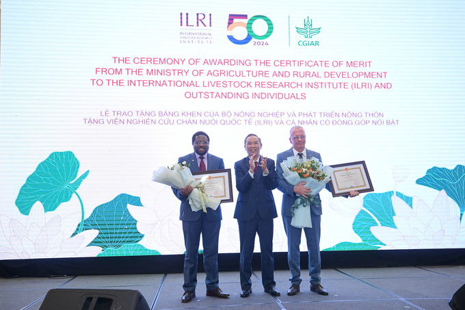 Deputy Minister Phung Duc Tien presented the Certificate of Merit from the Minister of Agriculture and Rural Development to the leaders of ILRI. Photo: Tung Dinh.