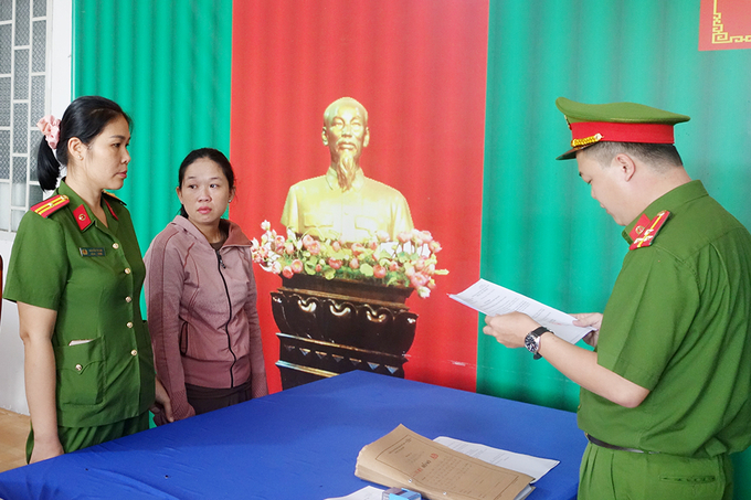 Cơ quan Cảnh sát điều tra Công an tỉnh An Giang thi hành lệnh bắt tạm giam Trần Thị Kim Cương. Ảnh: Tiến Tầm.