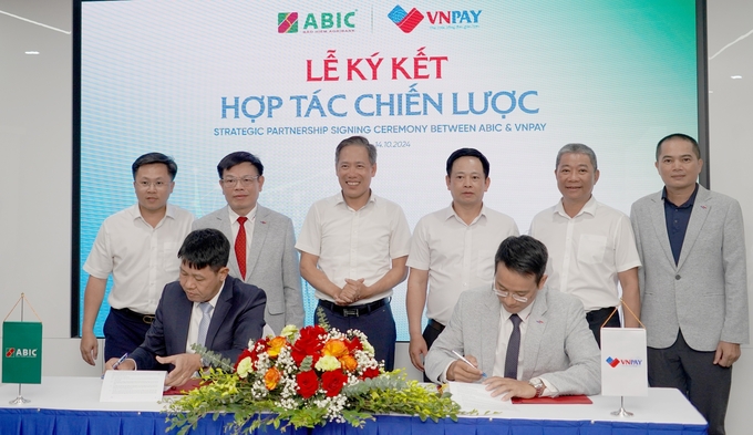 Tổng Giám đốc Bảo hiểm Agribank Nguyễn Hồng Phong và Giám đốc Khối Doanh nghiệp VNPAY Trần Mạnh Nam ký kết hợp tác dưới sự chứng kiến của lãnh đạo hai bên. Ảnh: Thái Hòa.