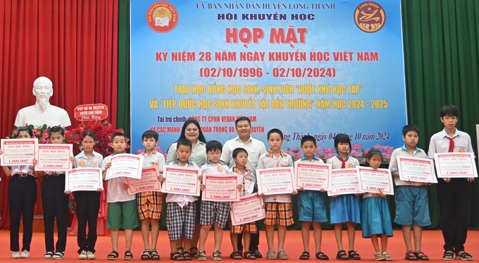 Bà Nguyễn Thu Thủy - Phó Giám đốc đối ngoại Vedan Việt Nam trao học bổng cho các em học sinh tại huyện Long Thành.