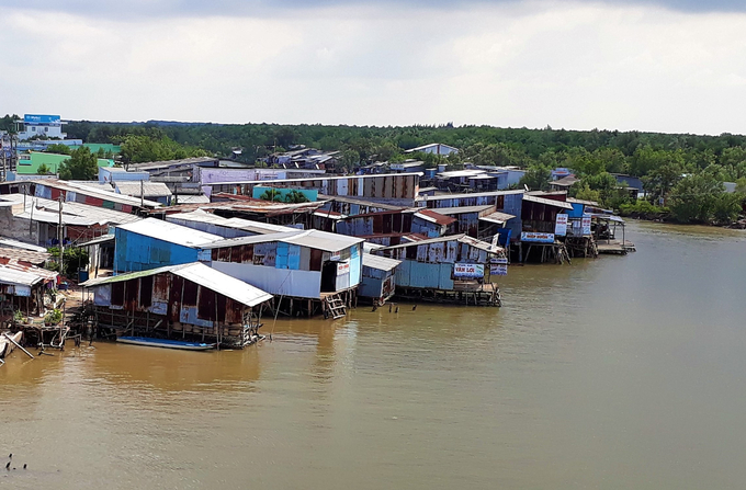 There are many dangerous erosion points along the rivers in Nam Can District. Photo: Trung Dung.