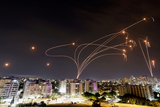 Hệ thống tên lửa phòng không Iron Dome của Israel đánh chặn các tên lửa phóng từ Dải Gaza, nhìn từ thành phố Ashkelon, Israel, hồi tháng 10/2023.