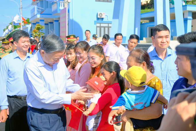 Tổng Bí thư, Chủ tịch nước Tô Lâm với cô và trò đảo Cồn Cỏ. Ảnh: Trần Tuyền.