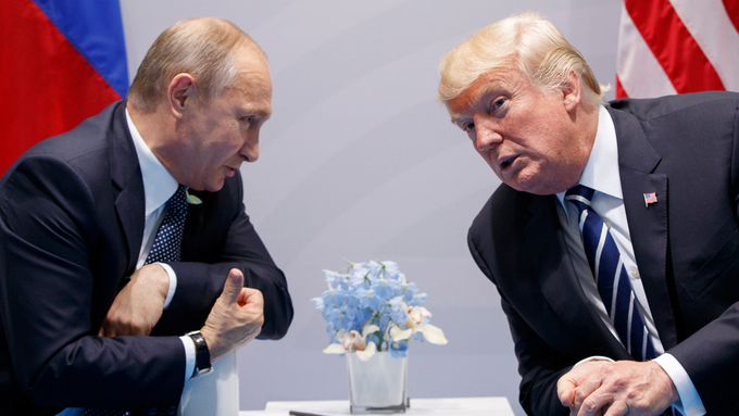 Cựu Tổng thống Donald Trump gặp Tổng thống Nga Vladimir Putin tại Hội nghị thượng đỉnh G20 ở Hamburg, Đức, hồi tháng 7/2017. Ảnh: AP.