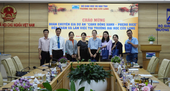 A representative of Cuu Long University presented souvenirs to the delegates. Photo: Nguyen Van Do.