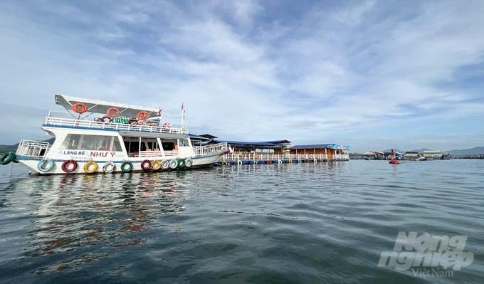 The Nhu Y Raft Village tourist and culinary area on the Cha Va river. Photo: Le Binh.