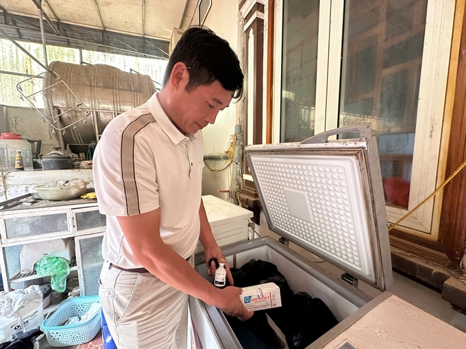 Binh stores vaccines in the refrigerator at a temperature of 2 - 4 oC. Photo: Duc Binh.