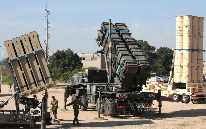 Hệ thống phòng thủ Iron Dome (trái), hệ thống tên lửa đất đối không MIM-104 Patriot (giữa) và tên lửa chống tên lửa đạn đạo Arrow 3 (phải) trong cuộc tập trận chung của Mỹ và Israel tại Căn cứ Không quân Hatzor ở miền trung Israel. Ảnh: AFP.