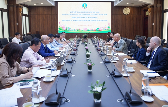 Deputy Minister of Agriculture and Rural Development Nguyen Quoc Tri received and worked with Ambassador of the Kingdom of the Netherlands to Vietnam Kees van Baar on forestry cooperation projects. Photo: Linh Linh.