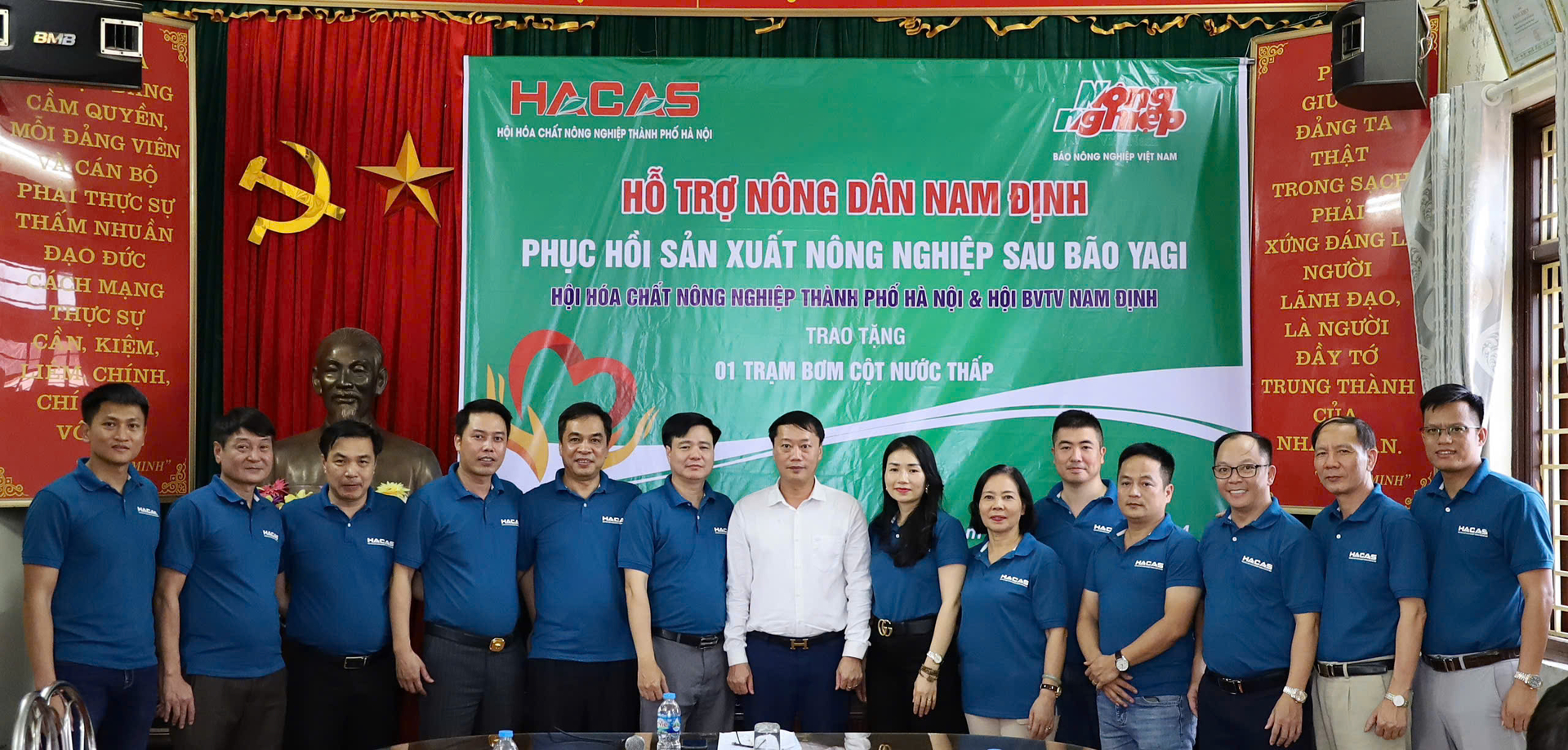 Ông Lê Trọng Đảm (áo trắng), Phó Tổng Biên tập Báo Nông nghiệp Việt Nam, cùng lãnh đạo HACAS trao tặng trạm bơm cột nước thấp nhằm hỗ trợ người dân xã Nam Lợi, huyện Nam Trực (Nam Định) khôi phục sản xuất sau bão Yagi. Ảnh: Phương Linh.