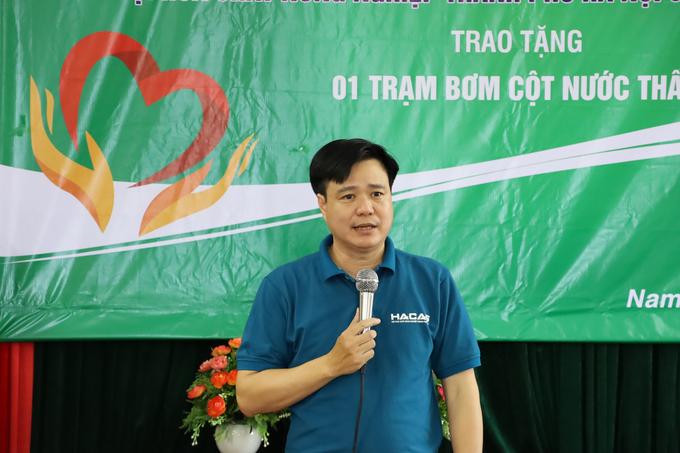 Ông Đàm Quang Thắng, Chủ tịch HACAS, phát biểu tại lễ trao tặng trạm bơm cột nước thấp cho người dân xã Nam Lợi. Ảnh: Phương Linh.