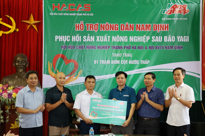 Ngày 15/10, Hội Hóa chất Nông nghiệp TP Hà Nội phối hợp với Báo Nông nghiệp Việt Nam và Hội Bảo vệ thực vật tỉnh Nam Định tổ chức trao tặng một trạm bơm cột nước thấp. Ảnh: Phương Linh.