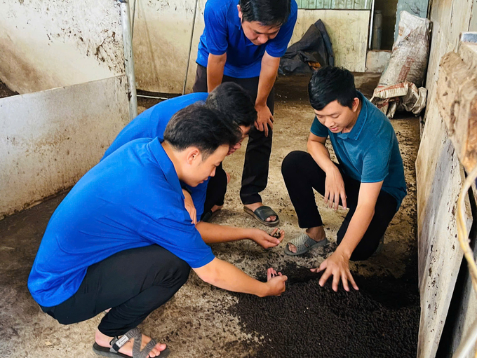 Nguyen Truong An (far right) introducing his organic fertilizer product made from water caltrop husks. Photo: Provided by the subject.